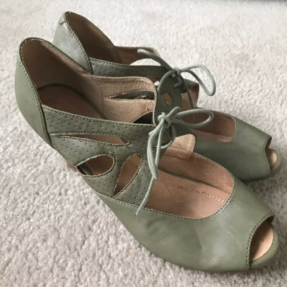 Nine West Cutout Wedge Laced Sandal Size 8